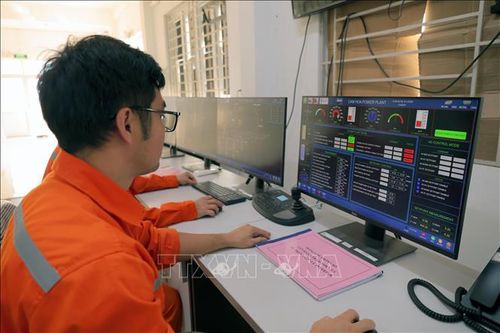 Các kỹ sư theo dõi, vận hành Nhà máy Điện mặt trời Cẩm Hòa.