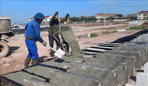 Công nhân tại Dự án xây dựng khu tái định cư xã Bình Lục trang bị áo chống nắng có quạt điều hòa.