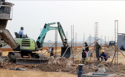 Giữa nắng nóng, công nhân trên công trường xây dựng Khu công nghiệp Trung Thành vẫn miệt mài lao động.