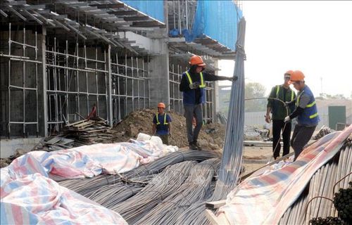 Công nhân xây dựng nhà ở xã hội Phố Cà, xã Thanh Liêm được tăng cường bảo hộ lao động chống nắng nóng.