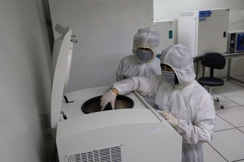 Các nhà khoa học thực hiện thí nghiệm tại Phòng sạch thuộc Viện Khoa học Vật liệu (Viện Hàn lâm Khoa học và Công nghệ Việt Nam). Ảnh: Thu Phương/TTXVN