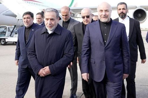 Chủ tịch Quốc hội Iran Mohammad Baqer Qalibaf (phải, phía trước) và Ngoại trưởng Abbas Araghchi (trái, phía trước) tới Doha để thảo luận với quan chức Qatar về cuộc đàm phán chấm dứt xung đột với Mỹ, ngày 25/5/2026. Ảnh: IRNA/TTXVN