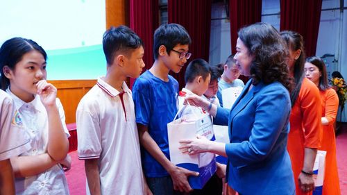 Bảo vệ trẻ em không chỉ dừng ở chăm sóc sức khỏe thể chất mà còn cần xây dựng “hệ miễn dịch số" cho trẻ.