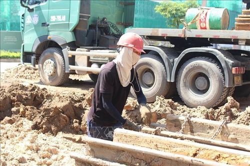Công nhân căng mình làm việc trong điều kiện thời tiết nắng nóng gay gắt để đảm bảo tiến độ dự án.