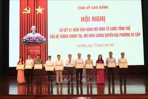 Lãnh đạo Tỉnh ủy Cao Bằng tặng Bằng khen cho các cá nhân có thành thích xuất sắc.