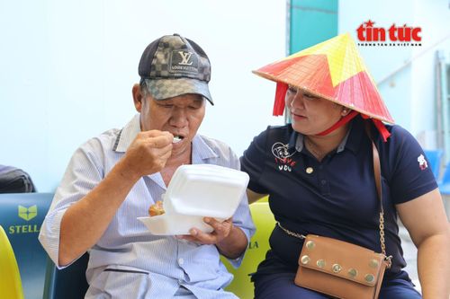 Chị Ngô Thị Hằng thăm hỏi bệnh nhân và lắng nghe góp ý về khẩu vị món ăn để điều chỉnh phù hợp hơn.