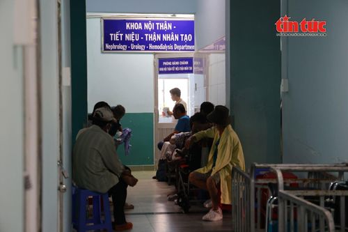 Hình ảnh bệnh nhân và người nhà ngồi chờ tại Khoa Thận là động lực để nhóm thiện nguyện duy trì bếp ăn suốt nhiều năm qua.