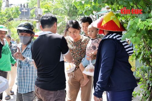 Những hộp cơm nóng giúp nhiều bệnh nhân chạy thận vơi bớt phần nào chi phí sinh hoạt và điều trị.