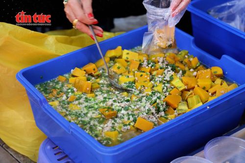 Nguyên liệu và cách chế biến được nhóm thiện nguyện đặc biệt chú trọng để bảo đảm phù hợp với sức khỏe của bệnh nhân chạy thận.