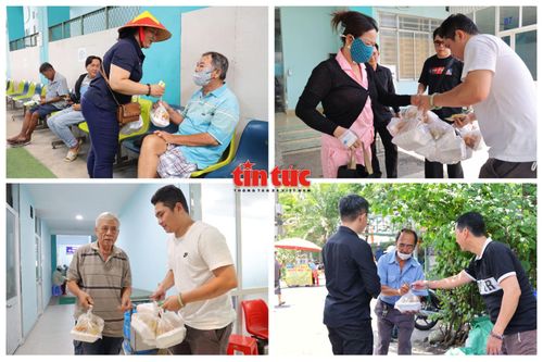 Những suất cơm nóng được đóng hộp cẩn thận trước khi chuyển đến bệnh viện trao cho bệnh nhân chạy thận.