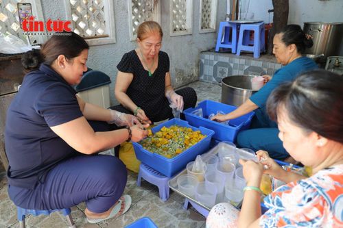 Từ sáng sớm, các thành viên trong nhóm thiện nguyện đã quây quần bên nhau chuẩn bị những suất ăn dành cho bệnh nhân.