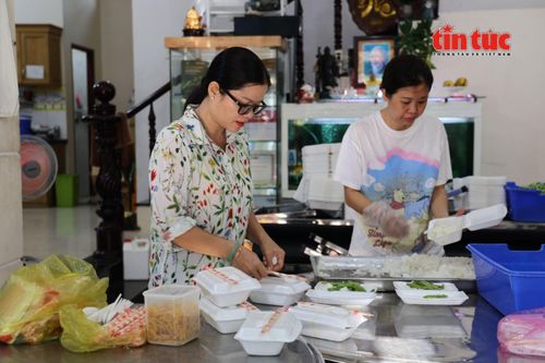 Mỗi thành viên trong nhóm thiện nguyện đảm nhận một phần việc, người chia cơm, người chuẩn bị thức ăn để kịp hoàn thành hàng trăm suất ăn trong buổi sáng.