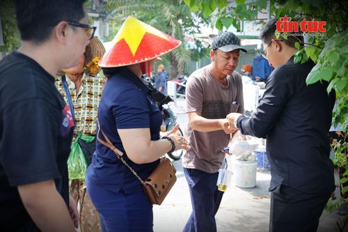 Nhiều bệnh nhân tranh thủ nhận suất cơm miễn phí sau buổi chạy thận kéo dài nhiều giờ đồng hồ.