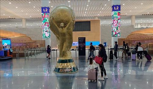 Mô hình cup vàng World Cup 2026 tại Sân bay quốc tế Benito Júarez, thủ đô Mexico City, Mexico. Ảnh: Phi Hùng - PV TTXVN tại Mexico