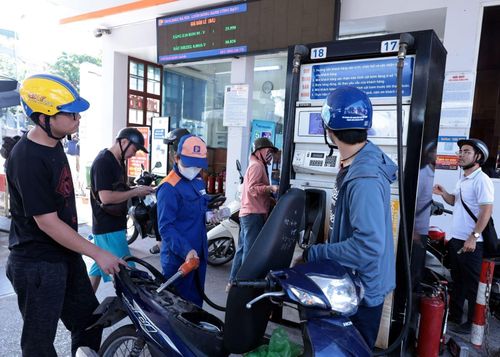 Mua bán xăng sinh học tại một cửa hàng của Petrolimex sáng 24/5. Ảnh: TrầnViệt - TTXVN