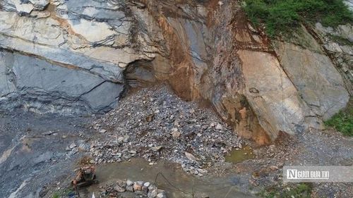 Khai thác cắt chân và tạo hàm ếch tại khu vực chân núi.
