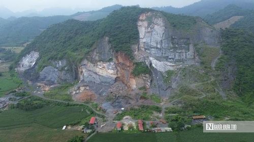 Mỏ đá của Công ty TNHH Anh Tuấn tại xã Cẩm Tú - nơi xảy ra vụ tai nạn khiến 3 công nhân tử vong.