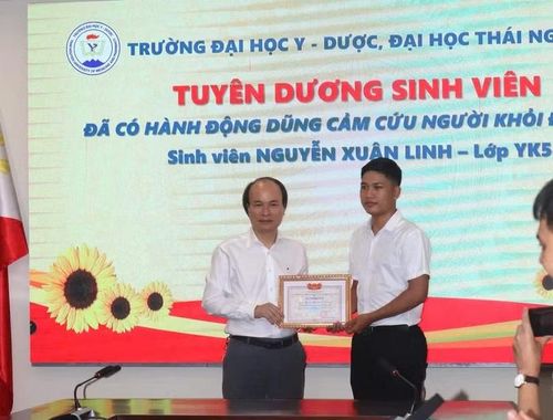 GS.TS Nguyễn Tiến Dũng trao thưởng cho nam sinh Nguyễn Xuân Linh