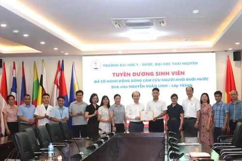 Các thầy cô và bè bạn chúc mừng Nguyễn Xuân Linh