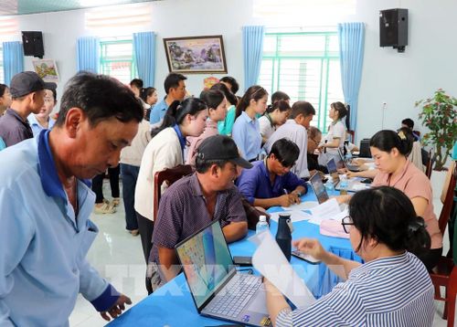 Người dân vùng dự án Nhà máy điện hạt nhân Ninh Thuận 2 (xã Vĩnh Hải) làm thủ tục trước khi nhận tiền bồi thường đất. Ảnh: Công Thử - TTXVN