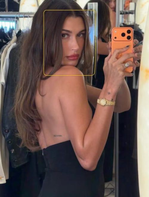 Bộ móng trắng xanh do chính Hailey Bieber tự làm. ẢnhẢnh: IGNV