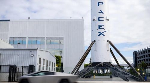 Một chiếc Tesla Cybertruck chạy ngang qua cơ sở của SpaceX ở Hawthorne, California, Mỹ, vào thứ Hai, ngày 13 tháng 4 năm 2026. Ảnh: Bloomberg