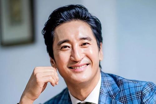 Shin Hyun Joon vẫn giữ được nét phong độ, hào hoa.