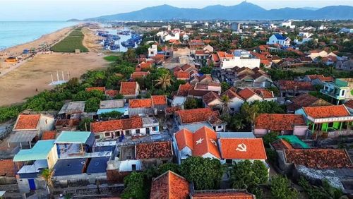 Làng Lò ở Phú Yên nguyên là một làng chài trở thành điểm đến hấp dẫn của du khách bởi có bờ biển nguyên sơ và ngôi làng giữ nguyên bản sắc miền Trung. Ảnh: Hữu Tú