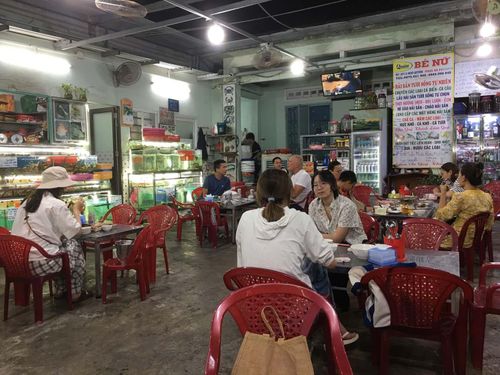 Một quán ăn nhỏ trong xóm chài Mân Thái, Đà nẵng, tránh xa khu ẩm thực ồn ào. Quán được vận hành chu đáo và chân thành bởi gia đình, tạo nên sự thân thiện và uy tín với khách du lịch. Ảnh: Trần Tuấn