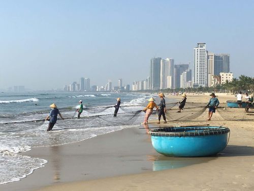 Nét đẹp đời sống lao động hằng ngày của cư dân bản địa ngay trên bãi biển Mỹ Khê, Đà Nẵng. Ảnh: Trần Tuấn