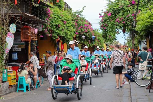 Du khách tham quan phố cổ Hội An. Ảnh: Znews