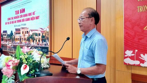 Chuyên gia chia sẻ tại tọa đàm.