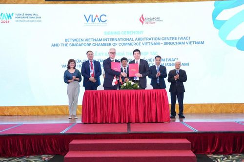 Trong khuôn khổ diễn đàn đã diễn ra Lễ ký kết Thỏa thuận hợp tác (MOU) giữa VIAC và Hiệp hội Doanh nghiệp Singapore tại Việt Nam (SingCham). Ảnh: NH