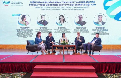 Diễn giả tham gia phiên thảo luận trong khuôn khổ diễn đàn. Ảnh: NH