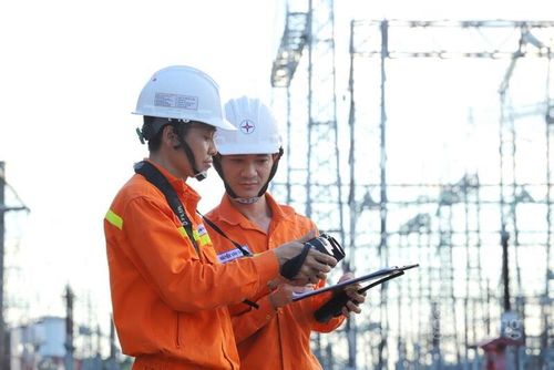 Lực lượng quản lý vận hành TBA 500kV Thường Tín liên tục kiểm tra, soi phát nhiệt các thiết bị ngoài sân phân phối.