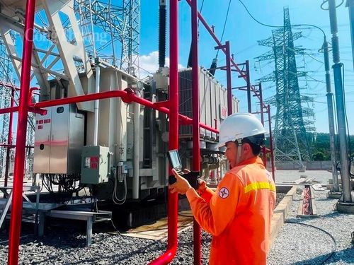 Công nhân sử dụng thiết bị soi phát nhiệt để kiểm tra các điểm đấu nối, kịp thời phát hiện nguy cơ bất thường tại TBA 500kV Vĩnh Yên chiều ngày 26/5. Ảnh: Phương Cúc