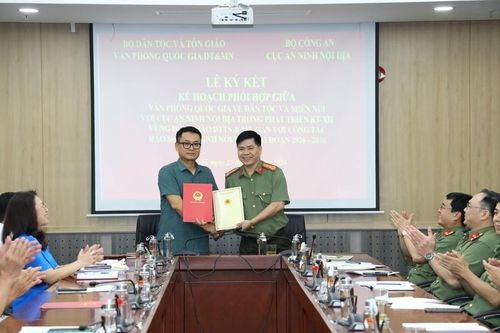 Ông Hà Việt Quân, Chánh Văn phòng Quốc gia về dân tộc và miền núi cùng Đại tá Ngô Xuân Phú, Phó Cục trưởng Cục An ninh nội địa trao biên bản ký kết. Ảnh: Thuần Linh