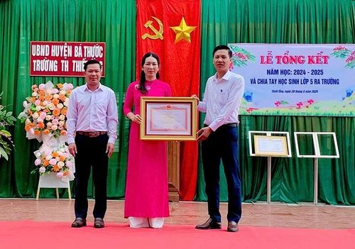 Cô giáo Dư Thị Việt Hà nhận Bằng khen của Thủ tướng Chính phủ. Ảnh: Tiến Đạt