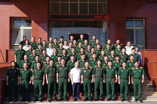 Các đại biểu chụp ảnh lưu niệm tại Bộ CHQS tỉnh Thanh Hóa.