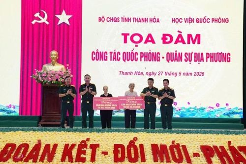 Học viên Học viện Quốc phòng trao quà cho 2 gia đình chính sách trên địa bàn tỉnh Thanh Hóa.