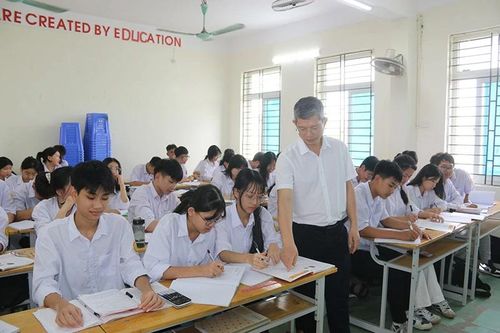 Thầy giáo Trần Đức Nội trong giờ dạy học.