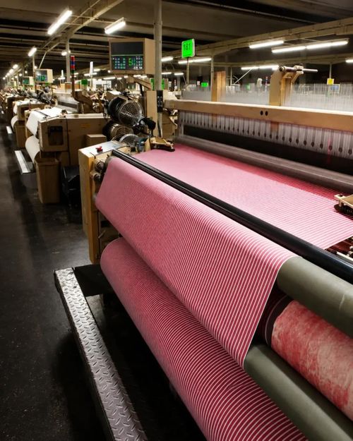 Polyester - về bản chất là một dạng nhựa chiết xuất từ dầu mỏ - đang chịu sức ép từ nhiều phía.