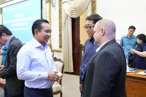Chủ tịch UBND Thành phố Nguyễn Văn Được trao đổi với các doanh nghiệp bên lề Hội thảo - Ảnh: Cổng thông tin điện tử Thành phố