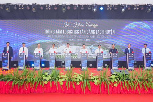Các đại biểu khai trương Trung tâm Logistics Tân Cảng Lạch Huyện.