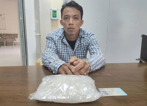 Đối tượng Trần Quốc Thái cùng tang vật.