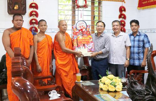Đại tá Huỳnh Thanh Lâm, Phó Giám đốc Công an tỉnh An Giang thăm, tặng quà chùa Cà Nhung; Hòa thượng Danh Đổng, trụ trì chùa Cà Nhung tiếp nhận.