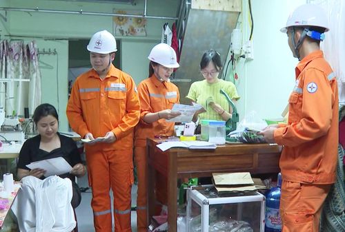 Nhân viên ngành điện đang tuyên truyền cho người dân về tiết kiệm điện. Ảnh cắt từ clip