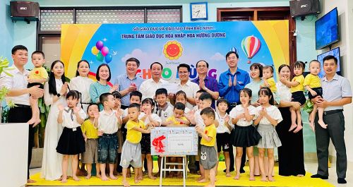 Đoàn công tác tặng quà tại Trung tâm giáo dục hòa nhập Hoa Hướng Dương. 