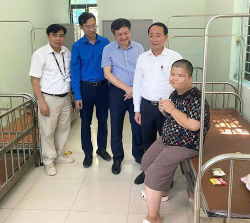  Các đại biểu thăm, tặng quà trẻ hoàn cảnh đặc biệt tại Cơ sở Bảo trợ xã hội tổng hợp Bắc Ninh. 