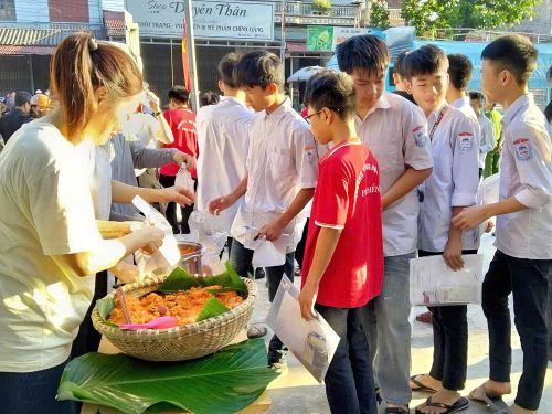  Tình nguyện viên phát đồ ăn sáng miễn phí cho thí sinh tại điểm thi Trường Trung học phổ thông Lục Ngạn (xã Lục Ngạn). 